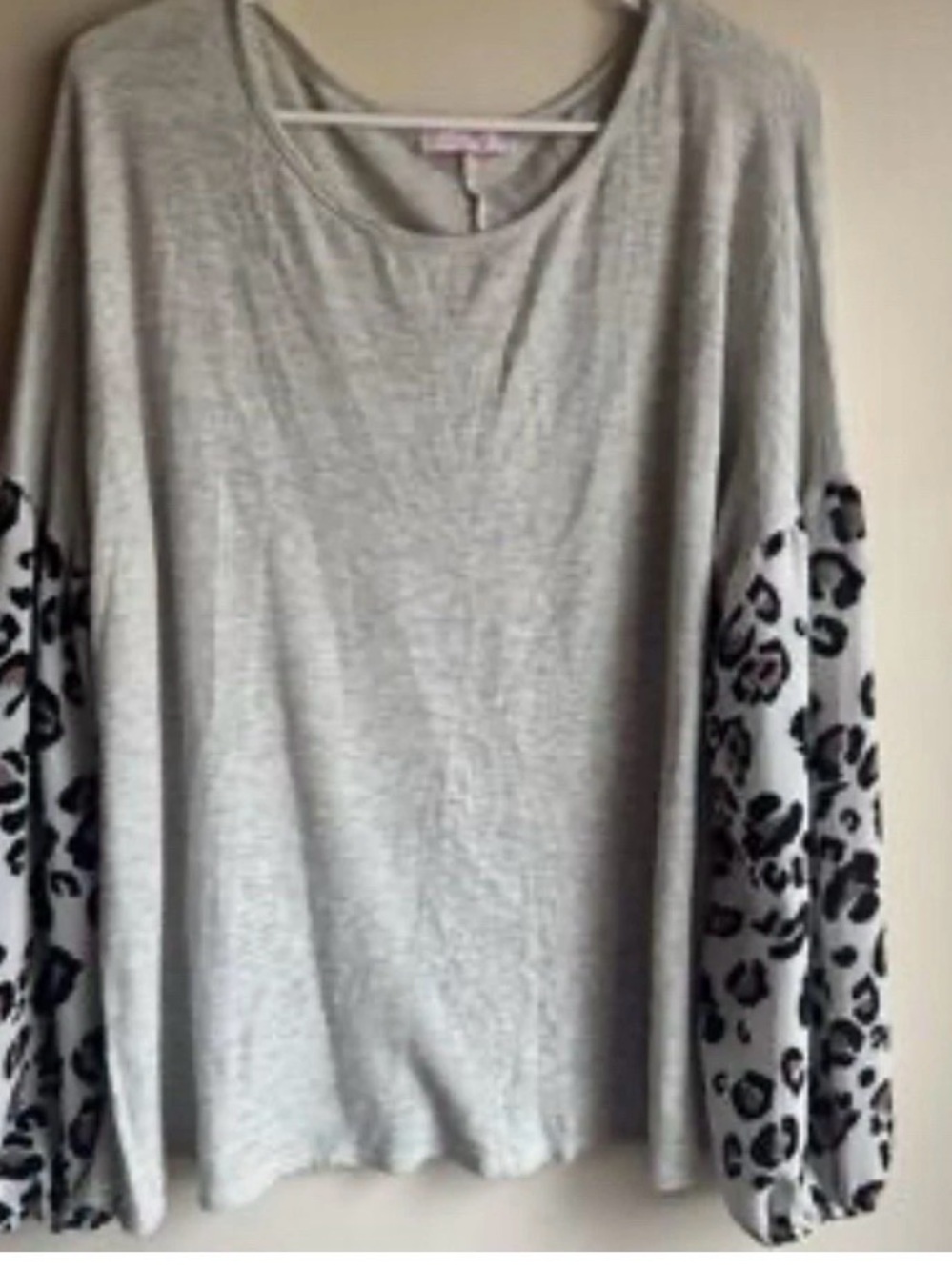 Pink lilly Grey Long-Sleeve Top with Leopard Print Sleeves sz m